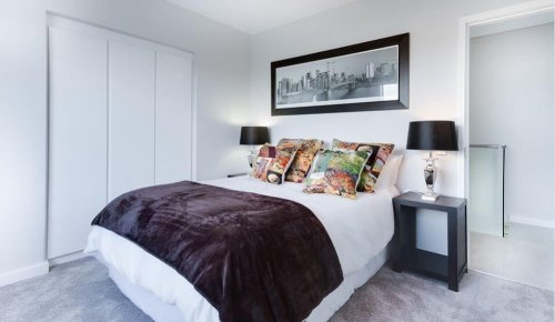 Quarto organizado com cama feita