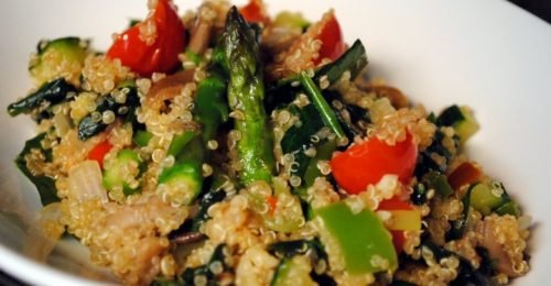 Salada grega com quinoa