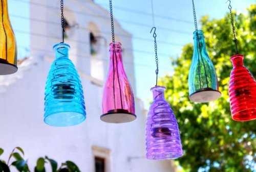 Pode reciclar garrafas para fazer luminárias