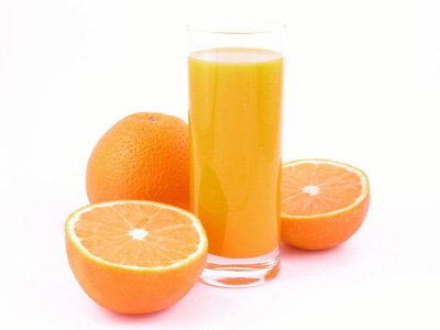 Sucos com vitamina C ajudam a aliviar a dor nos ossos