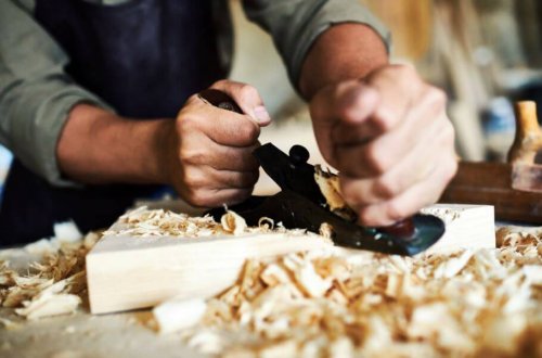 Pode consertar objetos de madeira usando algumas ferramentas básicas