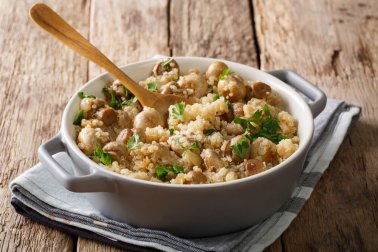 Risoto de quinoa com champignons, frango e alho-poró