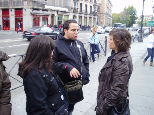 Colegas conversando na rua