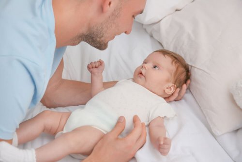 Pai cuidando do filho bebê