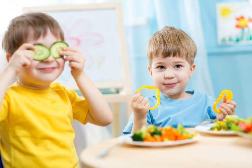 Crianças comendo vegetais