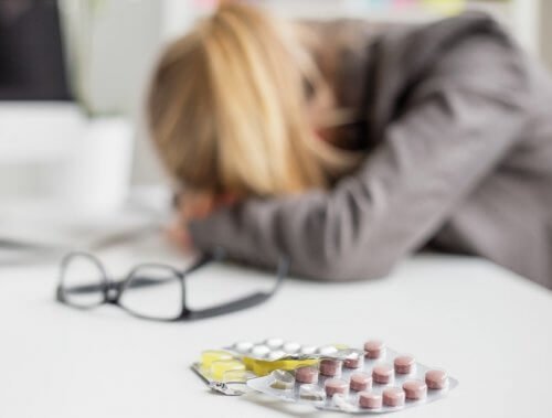 Mulher com medicamento para prevenir a enxaqueca