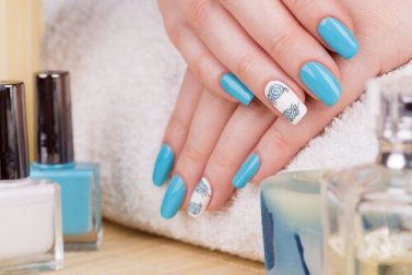 Saiba quais são os perigos de usar unhas postiças