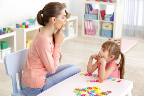 Mãe fazendo atividades para ativar a fala das crianças