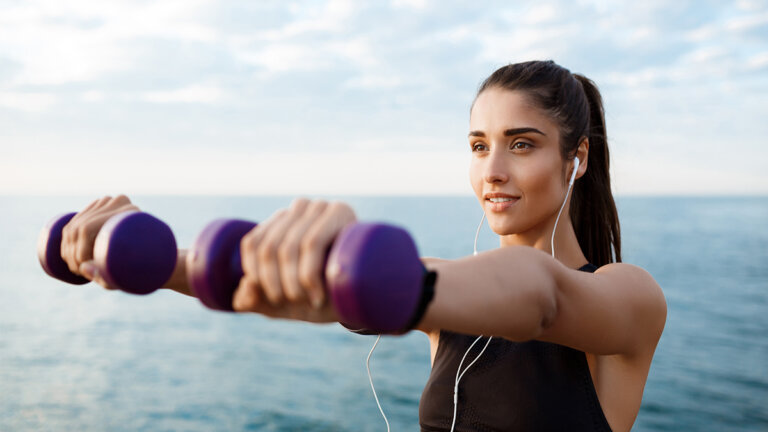 3 exercícios com halteres para fortalecer os ombros