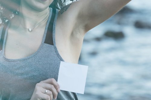 5 métodos ecológicos para tirar manchas de desodorante