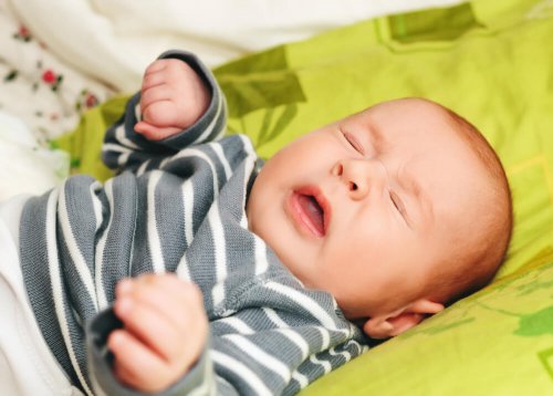 Deve ensinar o bebê a dormir sozinho
