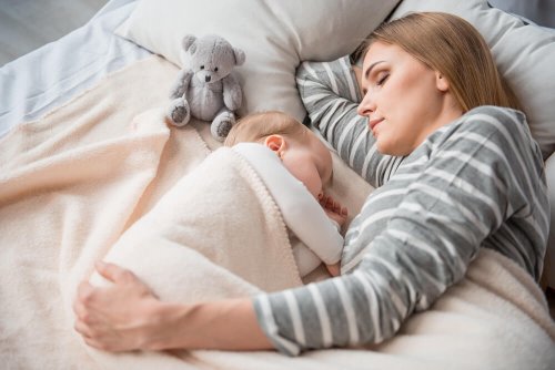 Deitar com o seu filho ajuda a ensinar o bebê a dormir