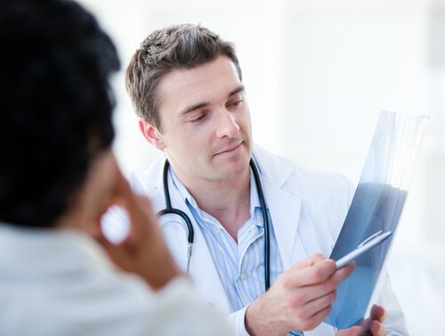 Médico explicando paciente sobre problema na próstata e o trato urinário