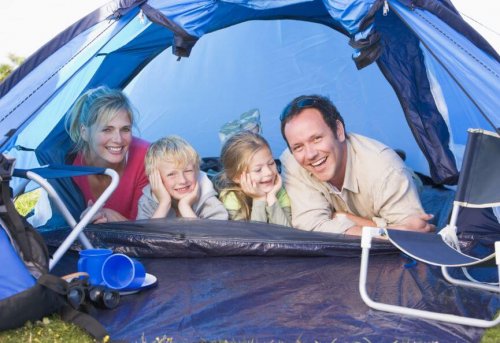 Acampar é uma boa ideia para passar tempo com a família
