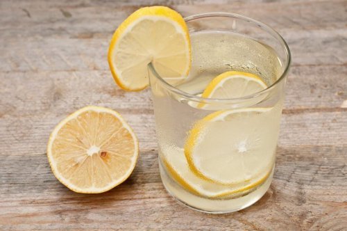 Laxantes naturais para a constipação: água com limão