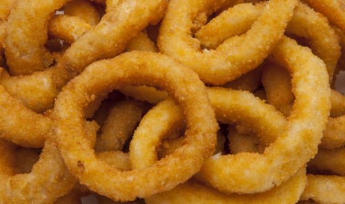 Anéis de cebola empanados e fritos