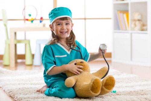 Menina brincando de Doutora Brinquedos
