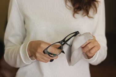 6 truques para remover os arranhões dos óculos