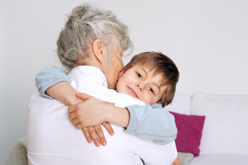 Que é avó pela primeira vez abraça muito os seus netos