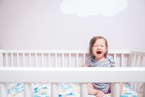 Evite o castigo de deixar o bebê chorando antes de dormir
