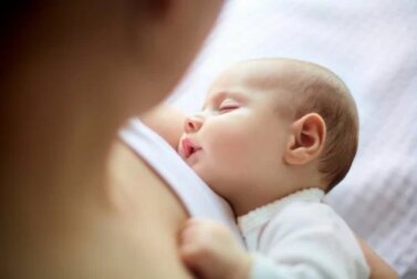 Por que alguns bebês só dormem quando estão perto da mãe?