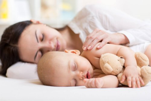 Bebê que só dorme perto da mãe