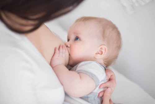 A icterícia em bebês pode ser notada enquanto o bebê está se amamentando