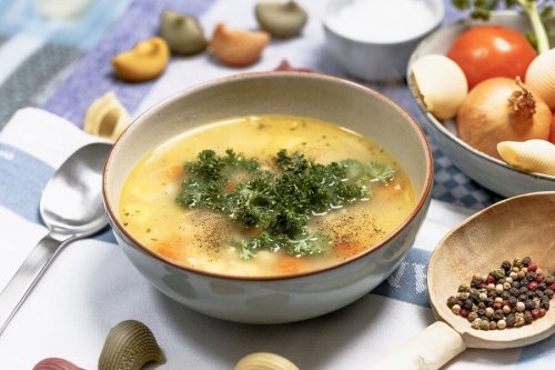 Caldo pobre em gorduras com brócolis