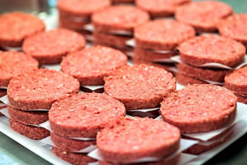 Os hambúrgueres são feitos com carne em relação ao câncer