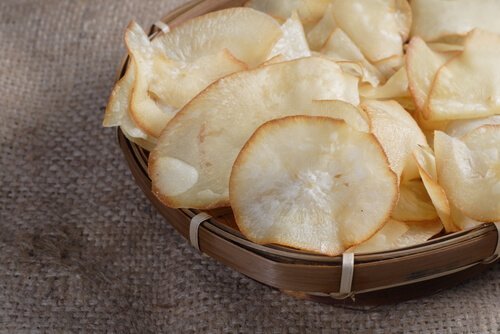 Chips de vegetais com mandioca