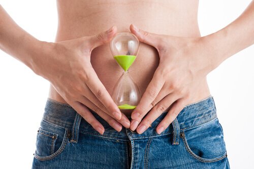 Mulher mostrando que tem um metabolismo acelerado