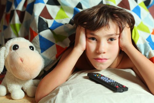 Não deixe que seus filhos assistam televisão antes de dormir