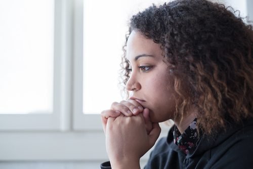 Algumas pessoas ficam tristes quando estão em solidão