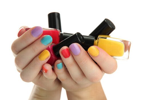 As unhas pintadas de muitas cores dizem que vocë tem uma personalidade divertida