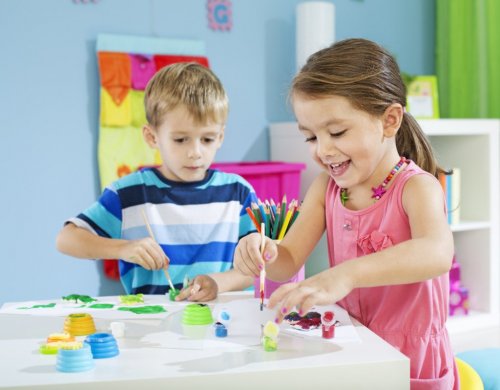 Crianças brincando de pintar