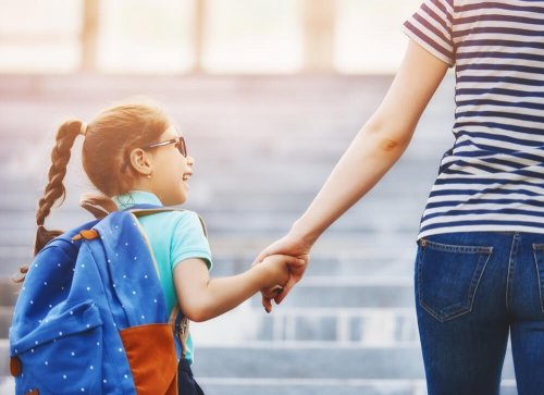 Para superar a fobia escolar é importante que você leve seu filho até a escola