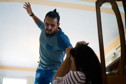 Pai usando o castigo físico com a filha