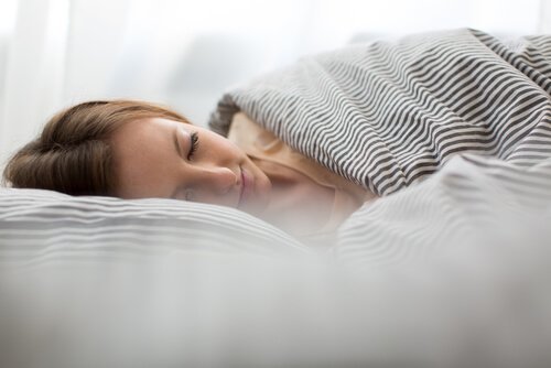 Dormir o tempo adequado ajuda a prevenir a cefaleia tensional