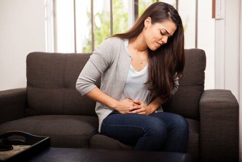 Mulher sentindo inchaço abdominal