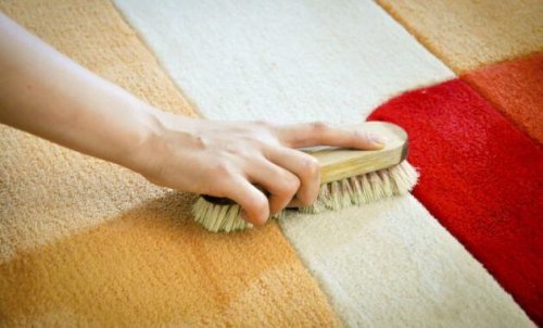Vinagre branco e escova para remover as manchas de tapetes mais difíceis