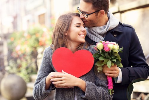 Mulher se apaixonando pelo amor do parceiro