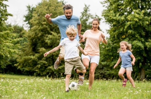 Pai passando tempo com a familia no jardim