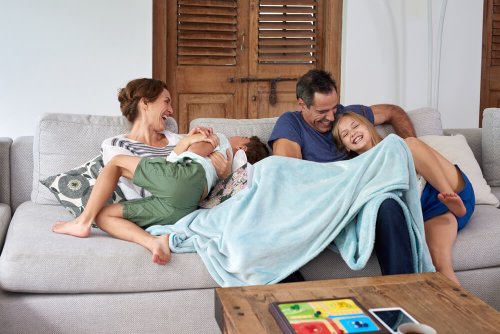 Brincar com os filhos é uma das recomendações para pais e mães