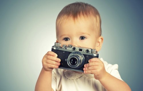 Bebê com câmera fotográfica
