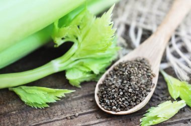 Infusão de sementes de salsão: um remédio natural para a hipertensão