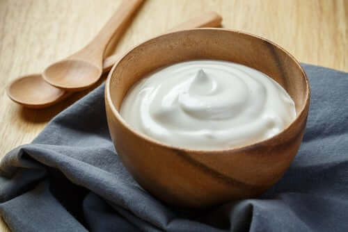 O iogurte contém probióticos que eliminam fungos