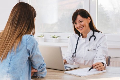 Obstetra explicando à paciente sobre a menstruação depois do parto