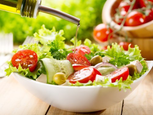 Comer saladas em um horário adequado ajuda no processo de digestão