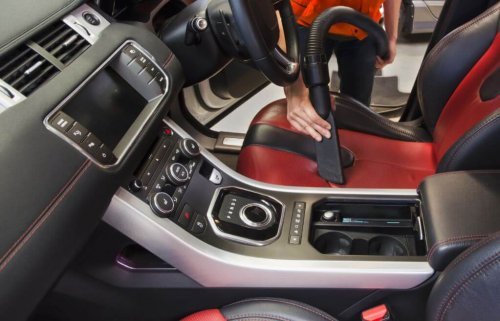 Use aspirador de pó para fazer a limpeza do carro