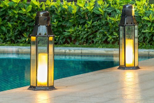 Luzes de arraiá para iluminar o jardim à noite